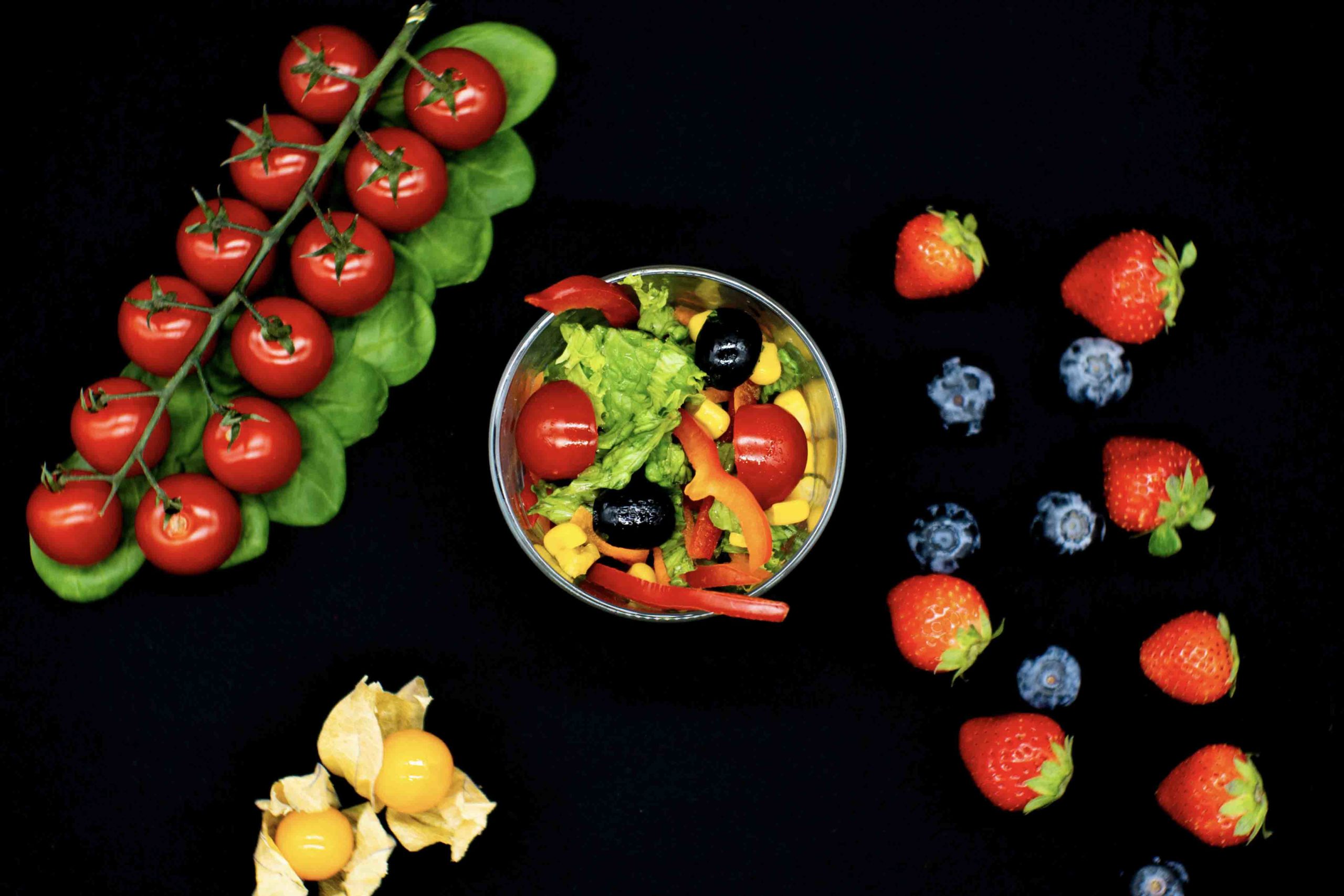 Bunter Salat mit Johannisbeer-Balsamico-Dressing - Max &amp; Murat Catering