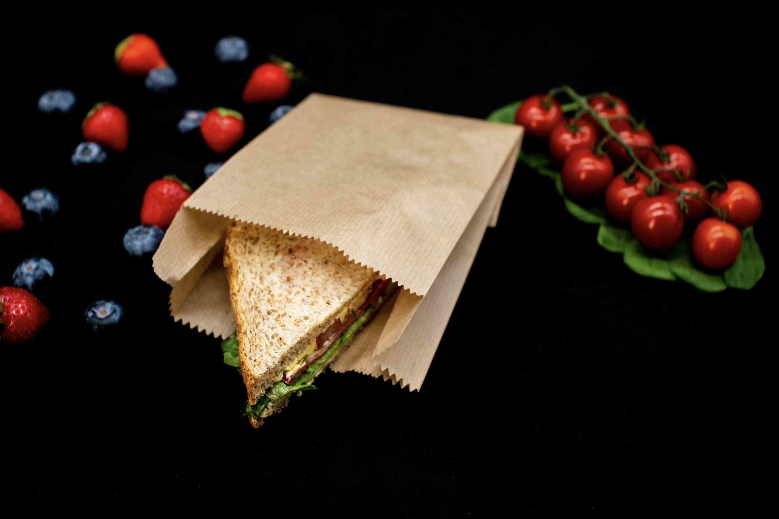 Halbes Vollkorn-Sandwich mit italienischer Salami - Max &amp; Murat Catering