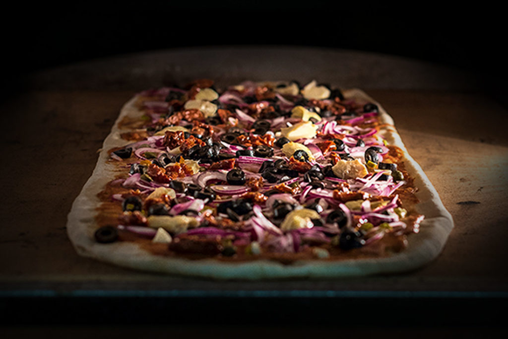 Hausgemachte Steinofen-Pizza MISTA | 80 x 30cm - Max &amp; Murat Catering