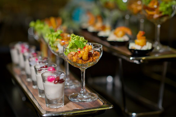 Verschiedene Gerichte in Gläsern angerichtet an einem Fingerfood Buffet