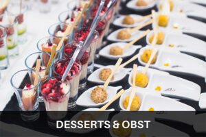 Verschiedene Obst und Dessert Variationen, Kuchen, Dessertcremes, Donuts und Obstspiesse