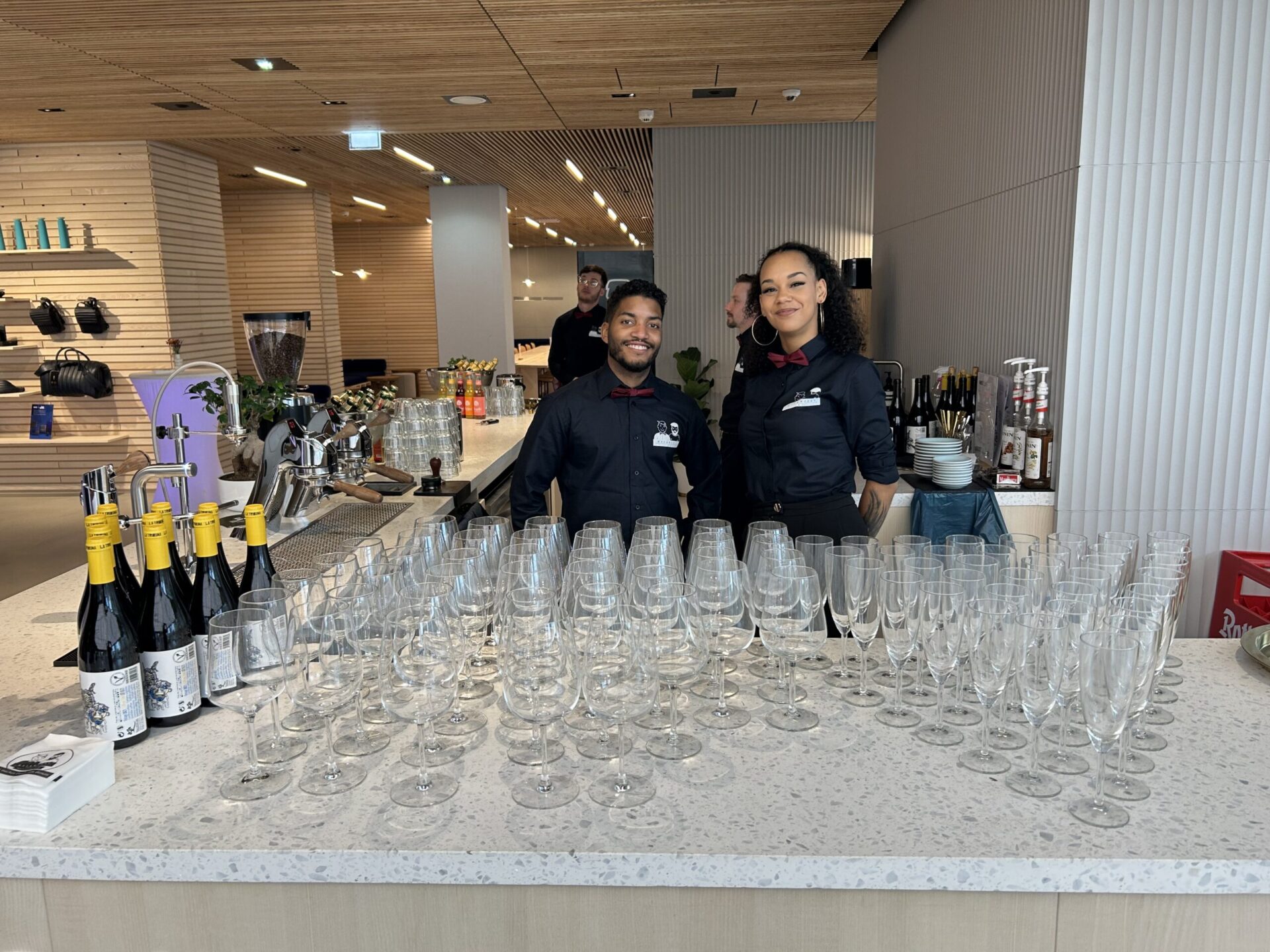 Servicekräfte am Sektempfang mit vorbereiteten Gläsern – Getränke-Catering in Berlin-Mitte