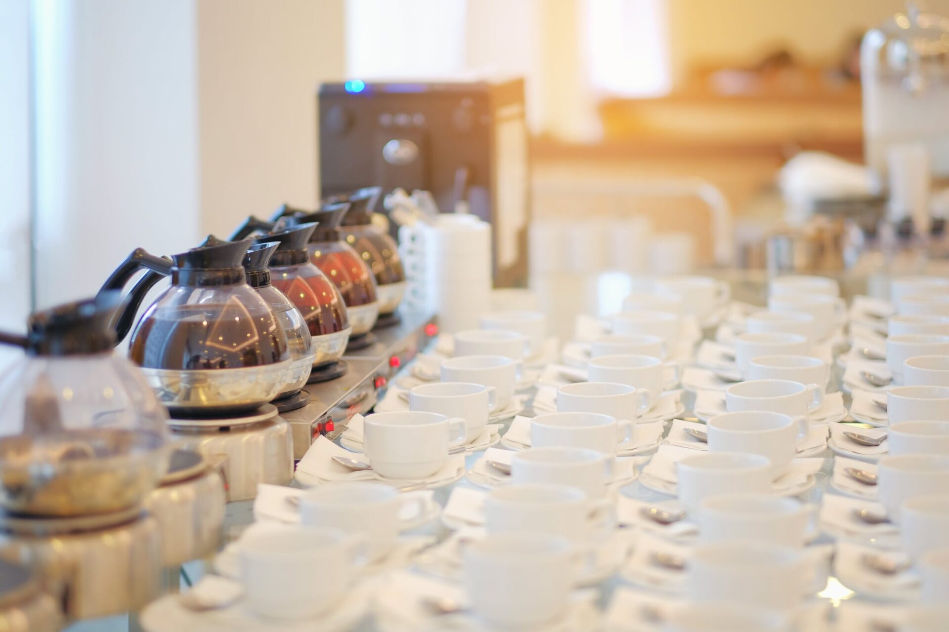 Kaffeepausen-Aufbau mit Kannen und Tassen – Tagungscatering in Berlin-Mitte