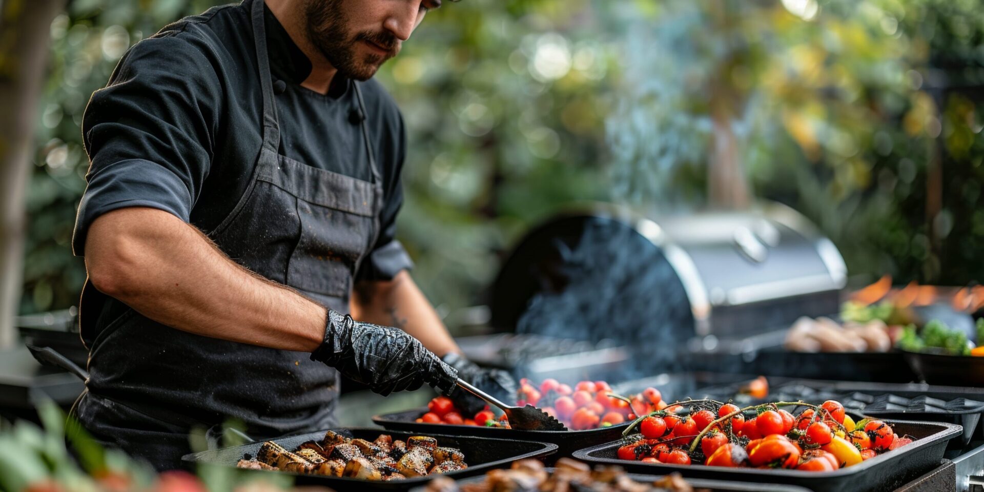 Grillmeister an der Grillstation mit Fleisch und Gemüse – BBQ-Catering in Berlin-Mitte