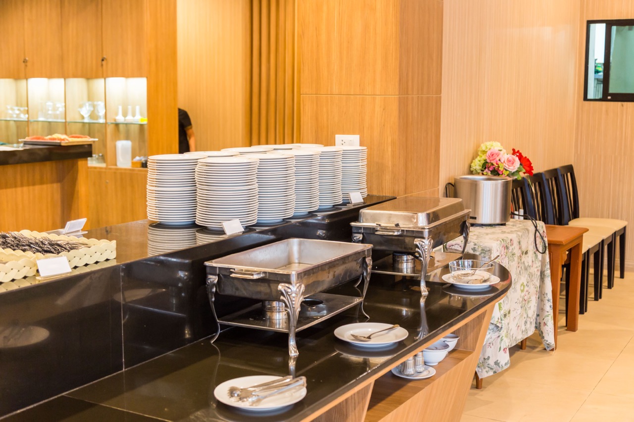 Gestapelte Teller und Chafing Dishes im Buffetaufbau – Event-Equipment in Berlin-Mitte