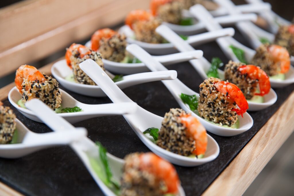 Fingerfood Catering Berlin, kleine Löffel Portionen mit leckeren Häppchen