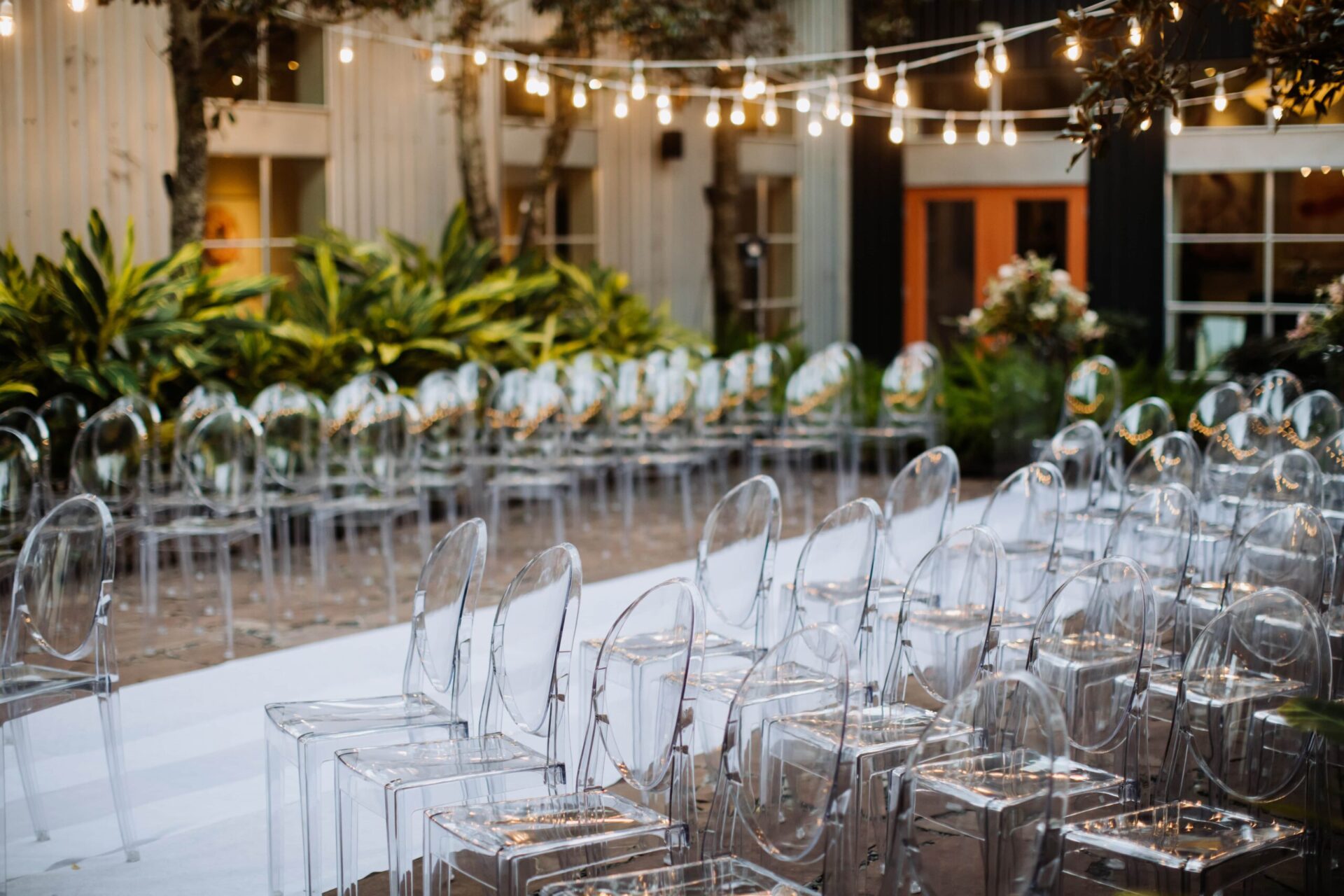 Festlich eingedeckter Veranstaltungssaal mit Lichterketten – Event-Catering in Berlin-Mitte