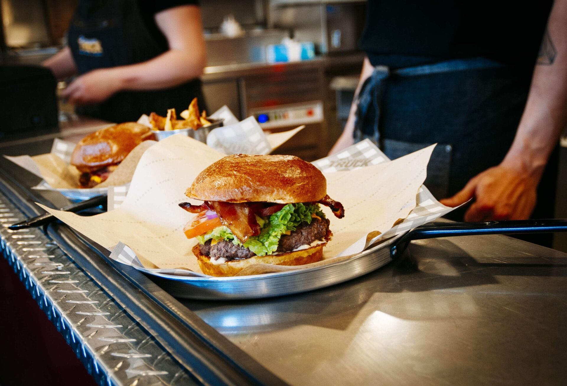 Koch bereitet Speisen live an der Station zu – Live-Cooking-Catering in Berlin-Mitte