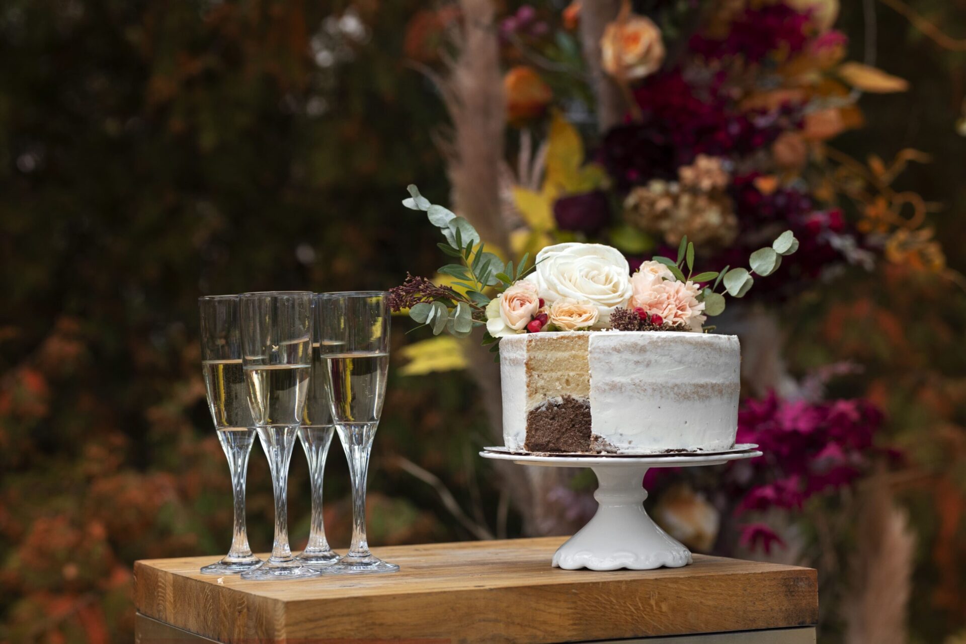 Eingedeckte Hochzeitstafel im Freien – Hochzeitscatering in Berlin und Umland
