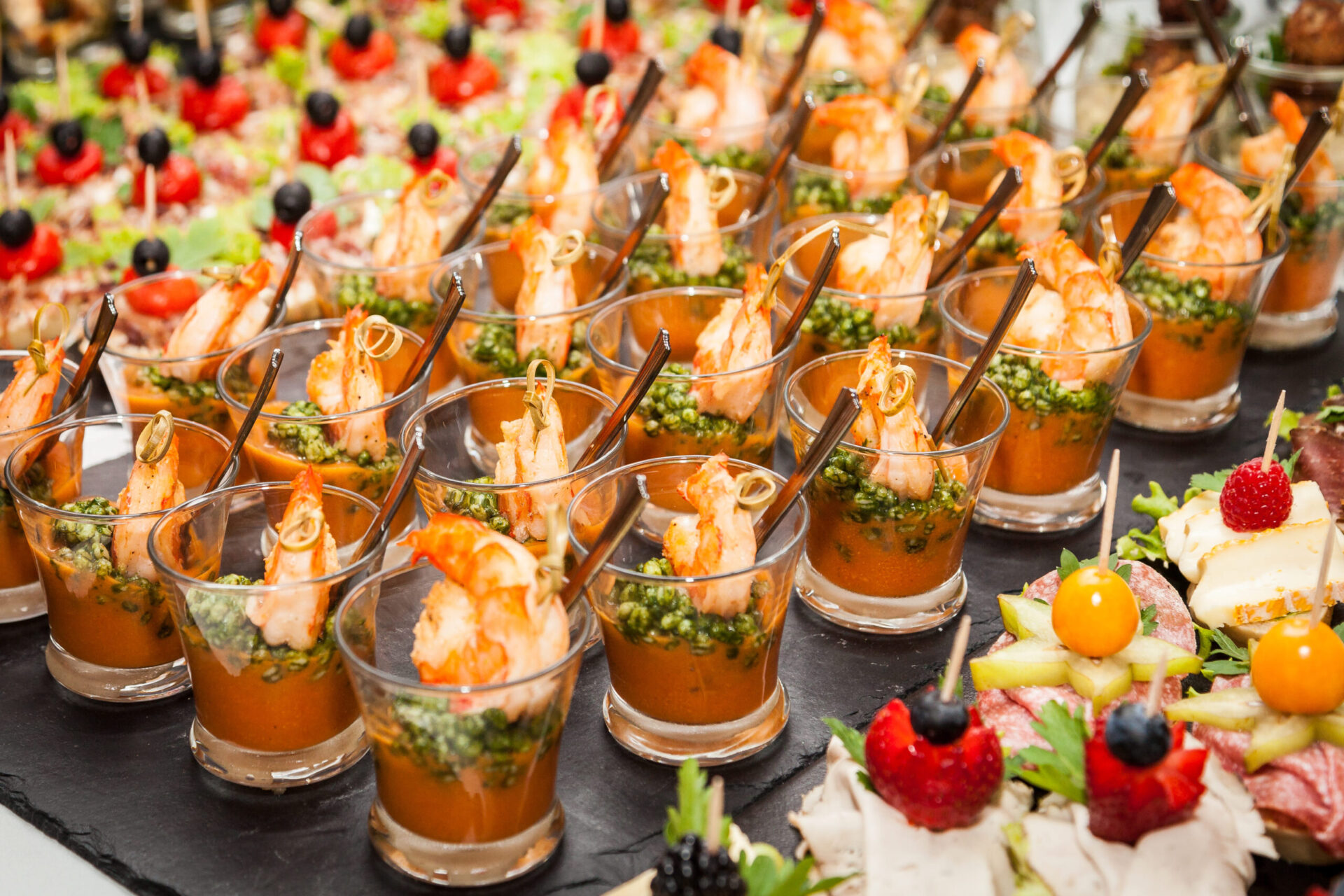 Fingerfood in Gläsern kunstvoll angerichtet – Flying Fingerfood in Berlin-Mitte